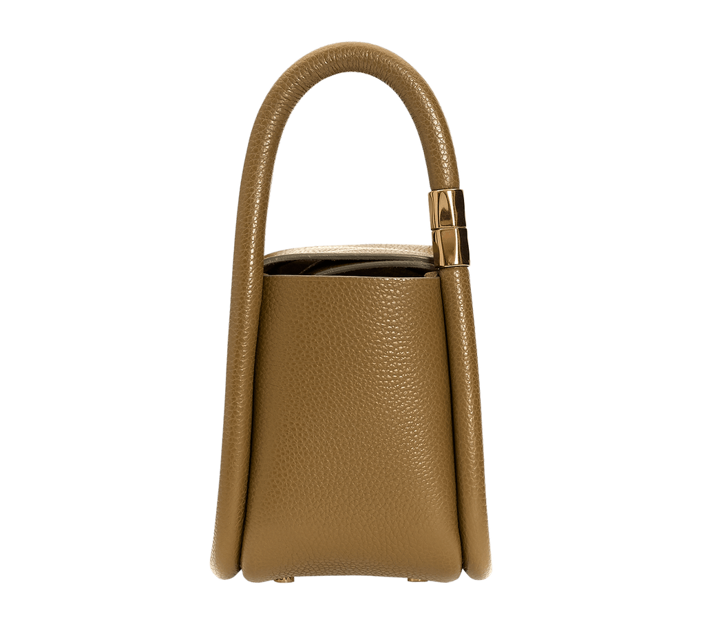 Medium brown bag with oversized edge piping, shoulder strap, and linkable double handles. Made with pebble calfskin leather.