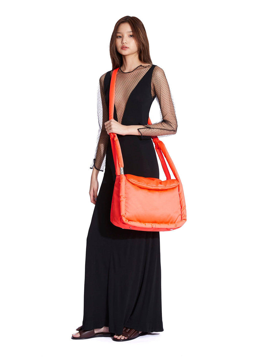 Large orange nylon bag with oversized edge piping, shoulder strap, and linkable double handles. Made with nylon fibre.